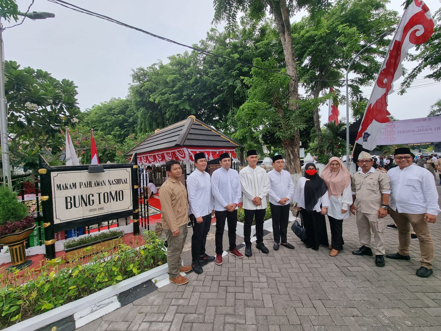 Pengurus DPC Gerindra Surabaya Mengadakan Ziarah ke Makam Bung Tomo pada Hari Pahlawan – Deliknews.com