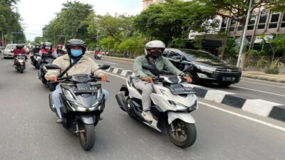 Pastikan Ban Motor dalam Kondisi Baik sebelum Berkendara di Musim Hujan untuk Memastikan Keamanan #Cari_aman