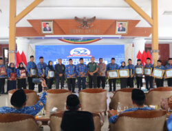 Pemkab Ngawi Memberikan Penghargaan kepada ASN Berprestasi dalam Peringatan HUT KORPRI ke-52