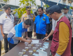 Pemeriksaan Urine Sopir Bus di Terminal Trunojoyo oleh Polres Sampang Menjelang Libur Nataru