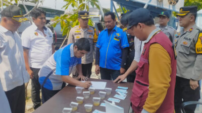 Pemeriksaan Urine Sopir Bus di Terminal Trunojoyo oleh Polres Sampang Menjelang Libur Nataru