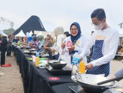 Emak-emak Berkompak Goyang Wajan di Festival Ote-ote Mojokerto