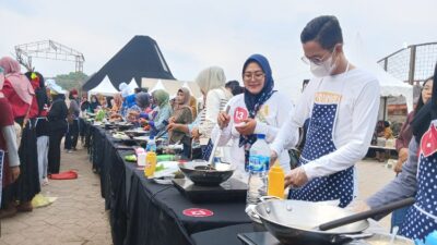 Emak-emak Berkompak Goyang Wajan di Festival Ote-ote Mojokerto