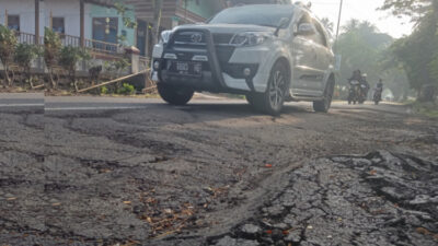 Warga Desa Lembengan Jember Mengingatkan Pemerintah Atas Kerusakan Parah Jalan Kabupaten