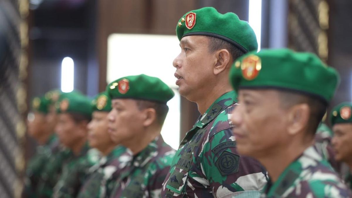 “;
Contoh Pemimpin yang Tidak Pantas, Contoh Ketujuh: Perwira Menghina Sersan Kepala yang Lebih Senior”