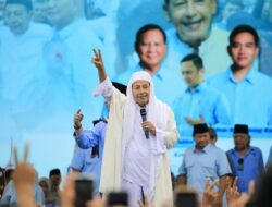 Prabowo and Volunteer Nderek Guru Habib Luthfi Gather to Recite Salawat in Serang