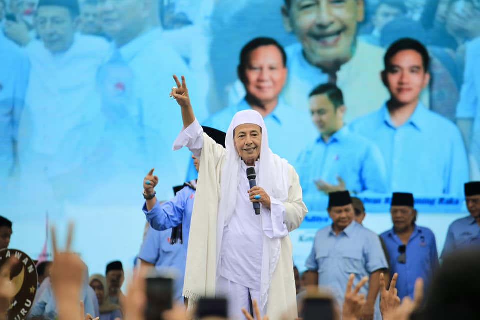 Prabowo and Volunteer Nderek Guru Habib Luthfi Gather to Recite Salawat in Serang