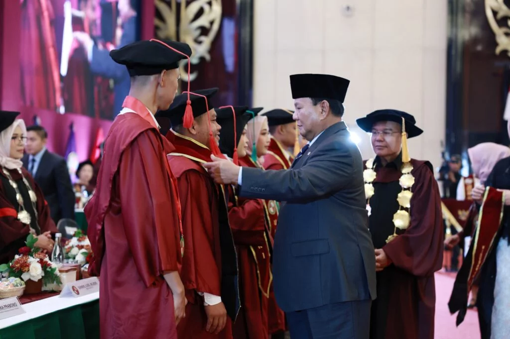 Prabowo Subianto Menghadiri Wisuda UKRI dan Mendorong Anak Muda untuk Menjadi Pemimpin yang Mencintai Rakyat