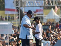 Anak Warga Membagikan Cemilan Kacang Oven kepada Prabowo saat Orasi di Medan