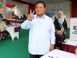 Prabowo Subianto Memilih di TPS 033 Bojong Koneng dengan Mengangkat Salam Dua Jari