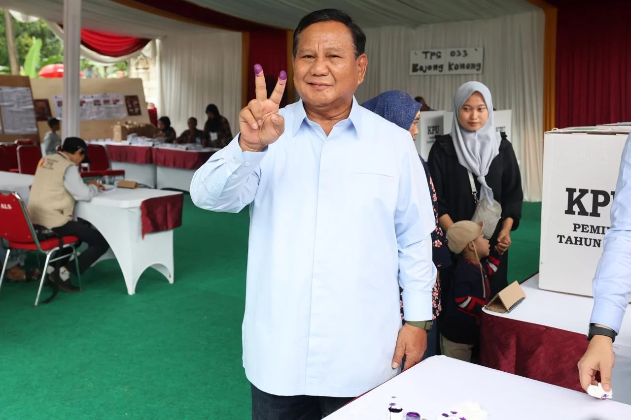 Prabowo Subianto Memilih di TPS 033 Bojong Koneng dengan Mengangkat Salam Dua Jari