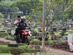 Ratusan Warga Sambut Prabowo Subianto yang Ziarah ke Makam Sang Ayah Usai Pemilu dengan Menggunakan Motor