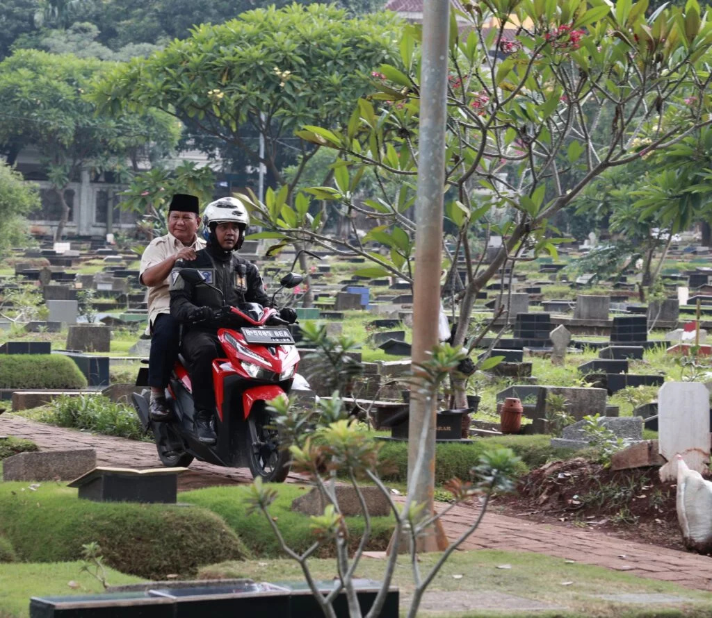 Ratusan Warga Sambut Prabowo Subianto yang Ziarah ke Makam Sang Ayah Usai Pemilu dengan Menggunakan Motor