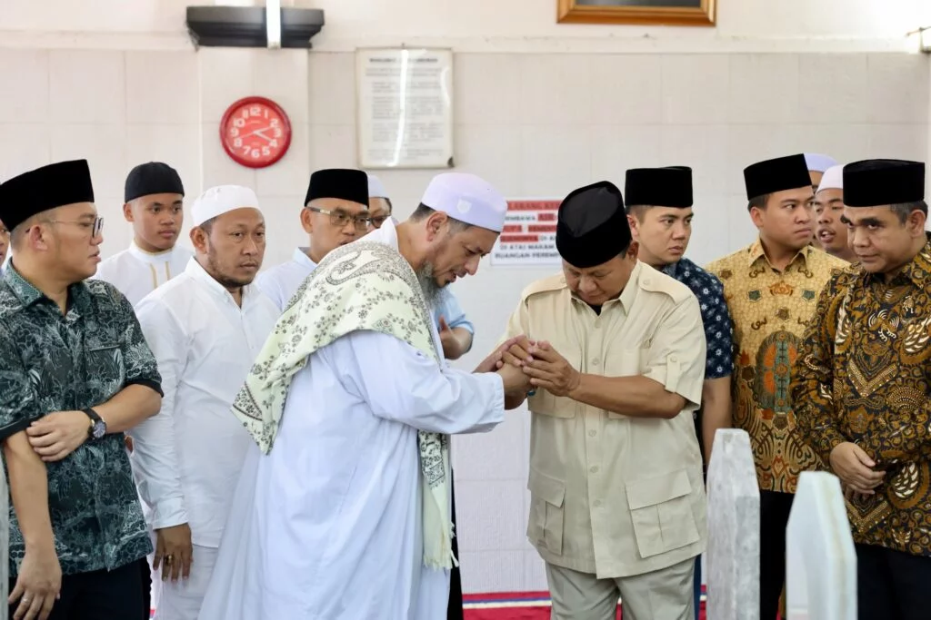 Prabowo Subianto Berziarah ke Habib Ali Kwitang dan Memohon Doa untuk Kesuksesan di Masa Depan