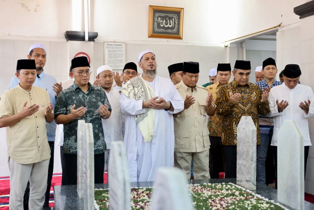 Prabowo Subianto Ungkap Hubungan Keluarga Melalui Ziarah ke Makam Habib Ali Kwitang