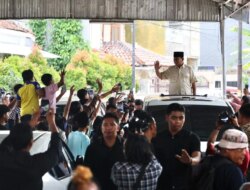 Prabowo Subianto Dihadiri Ratusan Warga saat Ziarah ke Makam Habib Ali Kwitang