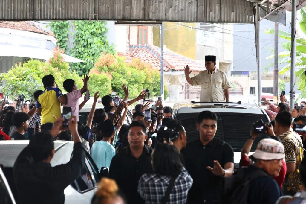 Prabowo Subianto Dihadiri Ratusan Warga saat Ziarah ke Makam Habib Ali Kwitang