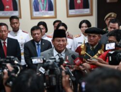 Menhan Prabowo Subianto Membagikan Pesan Inspiratif tentang Kunci Bertahan di Tengah Tantangan Zaman kepada Wisudawan Unhan