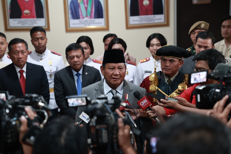 Menhan Prabowo Subianto Membagikan Pesan Inspiratif tentang Kunci Bertahan di Tengah Tantangan Zaman kepada Wisudawan Unhan