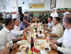 Prabowo Subianto Mampir Makan Bakso di Cimahi, Nyanyi Bersama dan Disambut Meriah Oleh Warga