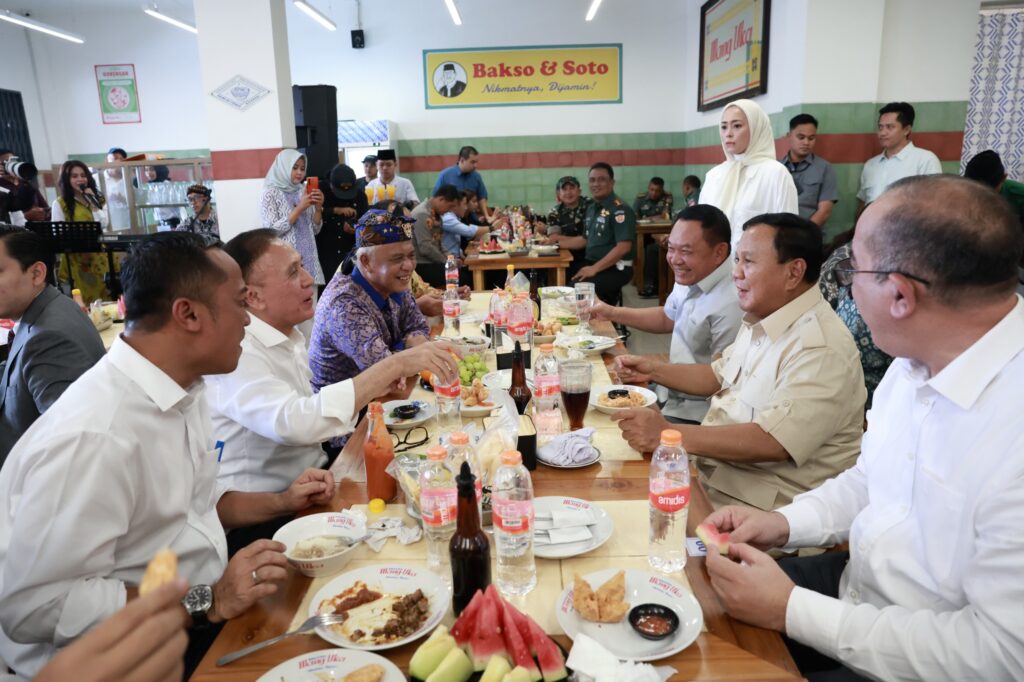 Prabowo Subianto Mampir Makan Bakso di Cimahi, Nyanyi Bersama dan Disambut Meriah Oleh Warga