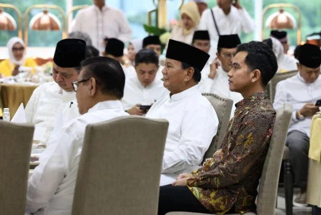 Prabowo Subianto Menghadiri Bukber Partai Golkar Bersama Gibran, Menekankan Pentingnya Menghormati Proses dan Menunggu Keputusan MK