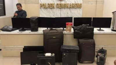 Polisi Menggerebek 3 Rumah Mewah di Teluk Naga dan Menangkap 11 Orang yang Ternyata Beroperasi Sebagai Markas Judi Online