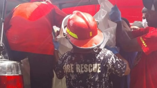 Kejam! Pria Bakar Istri di Jayapura karena Sakit Stroke 661a277d2885e-proses-evakuasi-jasad-suami-bakar-istri-di-jayapura-foto-damkar-kota-jayapura_665_374.jpg