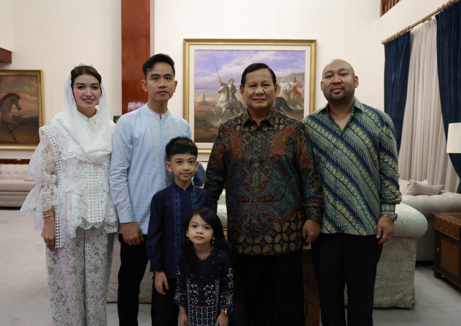 Prabowo Subianto memberikan momen bahagia dengan menawarkan Jan Ethes naik kuda: Pilih Warna Putih atau Emas?