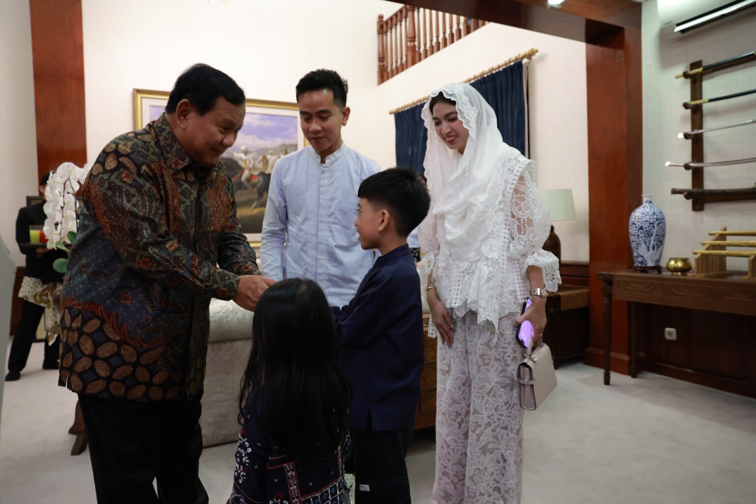 A Fun and Laughter-filled Moment with Prabowo Subianto and Gibran at the Family Gathering