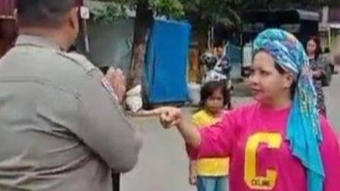 Emak-emak di Makassar Menjadi Viral Setelah Menampar dan Mencakar Leher Anggota Polisi