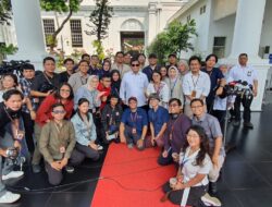 Wartawan Istana Bergaya Foto Bareng Prabowo Subianto, Memakai Kacamata Hitam