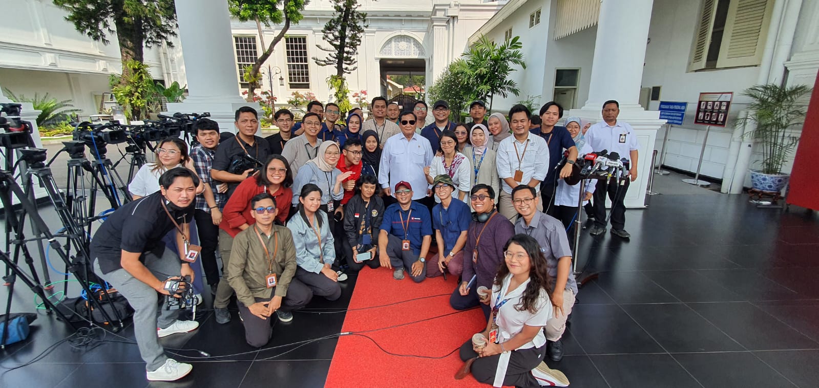 The Palace Reporters Pose for a Group Photo with Prabowo Subianto, Sporting Sunglasses