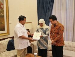 Prabowo Subianto hands over a letter of recommendation for the candidate of East Java Governor