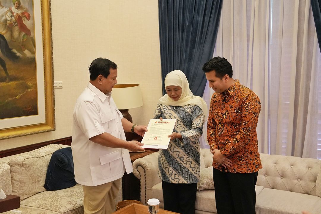 Prabowo Subianto hands over a letter of recommendation for the candidate of East Java Governor