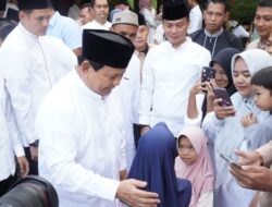 Prabowo Subianto Menyapa Warga di Hambalang Bogor pada Iduladha 1445 H