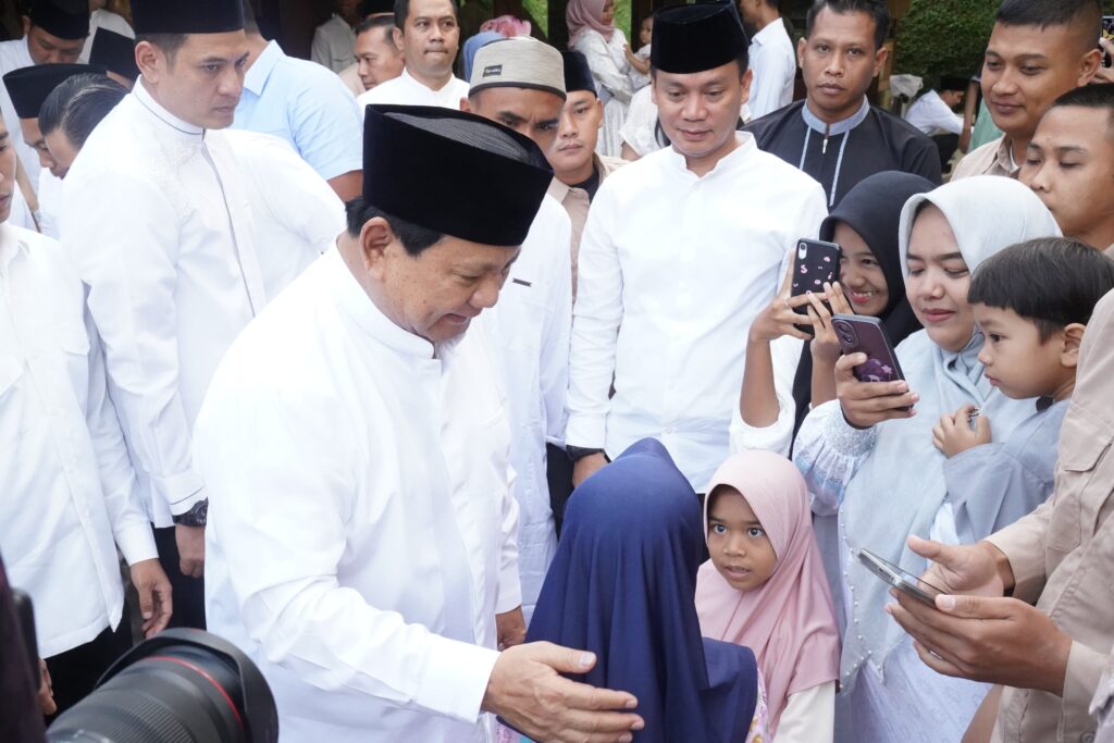 Prabowo Subianto Menyapa Warga di Hambalang Bogor pada Iduladha 1445 H