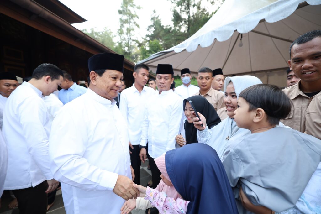 Prabowo Subianto Melaksanakan Sholat Iduladha 1445 H di Masjid Nurul Wathan Hambalang