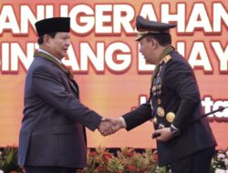 Prabowo Subianto Dianugerahi Bintang Bhayangkara Utama oleh Kepala Kepolisian Indonesia.