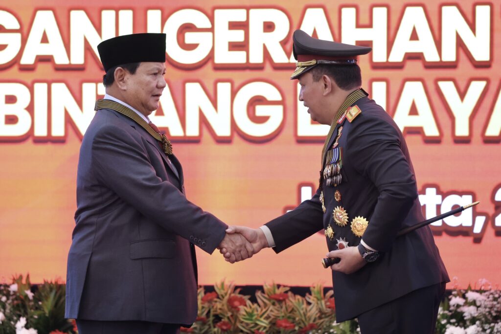 Prabowo Subianto Dianugerahi Bintang Bhayangkara Utama oleh Kepala Kepolisian Indonesia.