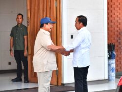 Prabowo Subianto Mendekati Jokowi di Halim, memberikan Ucapan Selamat Ulang Tahun secara Langsung