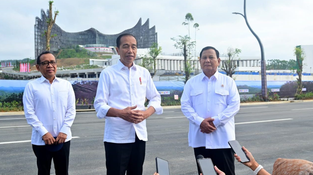 On Monday morning, President Jokowi and Defense Minister Prabowo Subianto assess the progress of IKN Development.