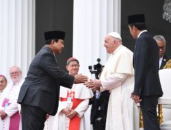 Prabowo Subianto Memamerkan Saat Bersalaman dengan Paus Fransiskus: Indonesia Diapresiasi atas Keberagamaan dan Harmoni