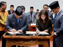 All Factions Attend and Offer Prayers at Prabowo Subianto’s Final DPR Session