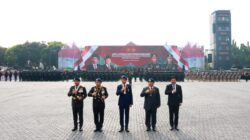 Jokowi dan Prabowo Subianto Bersepeda Bersama di Jeep Pindad untuk Memeriksa Pasukan pada Upacara Keamanan Pelantikan Presiden