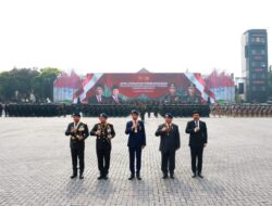 Jokowi dan Prabowo Subianto Bersepeda Bersama di Jeep Pindad untuk Memeriksa Pasukan pada Upacara Keamanan Pelantikan Presiden