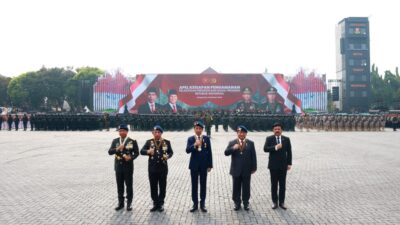 Jokowi dan Prabowo Subianto Bersepeda Bersama di Jeep Pindad untuk Memeriksa Pasukan pada Upacara Keamanan Pelantikan Presiden