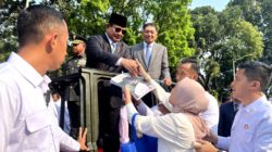 Tears of Happiness and Prayerful Moments as People Encounter Prabowo Subianto: “I Finally Received His Signature”