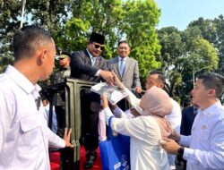 Tears of Happiness and Prayerful Moments as People Encounter Prabowo Subianto: “I Finally Received His Signature”