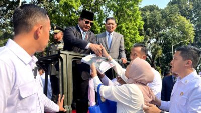 Tears of Happiness and Prayerful Moments as People Encounter Prabowo Subianto: “I Finally Received His Signature”